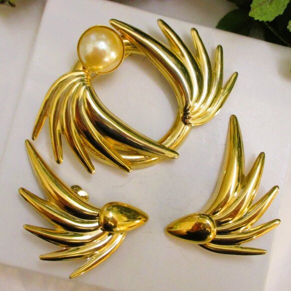 Vintage GIVENCHY Gold Plate Winged Brooch and Earrings Set: DESIGNER Pearl Gold - Picture 1 of 14